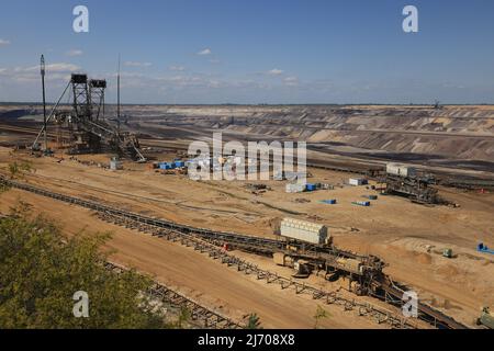 03 May 2022, North Rhine-Westphalia, Erkelenz: A lignite excavator being repaired in the Garzweiler open pit mine. Photo: Oliver Berg/dpa Stock Photo