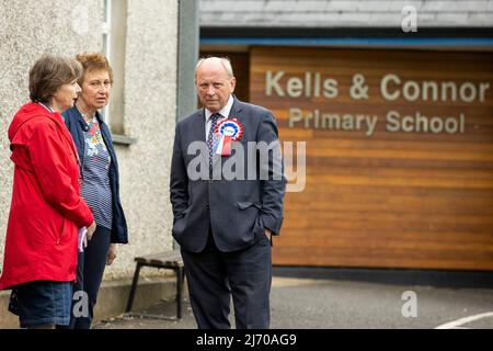 TUV leader Jim Allister (right) and his wife Ruth (centre) at Kells and Connor Primary School, Ballymena, Antrim, to cast their vote in the 2022 NI Assembly election. Picture date: Thursday May 5, 2022. Stock Photo