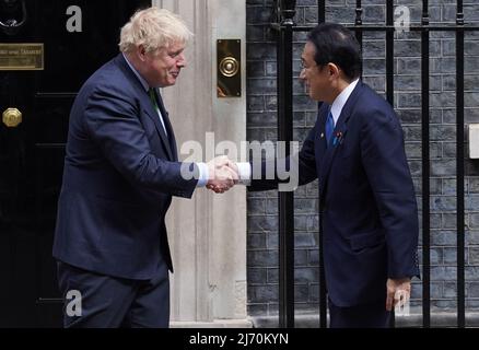 Prime Minister Boris Johnson welcomes Japanese Prime Minister Fumio Kishida to 10 Downing Street, London. Picture date: Thursday May 5, 2022. Stock Photo
