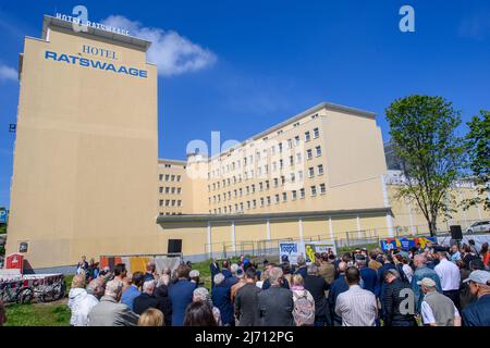05 May 2022, Saxony-Anhalt, Magdeburg: Guests at a symbolic groundbreaking ceremony stand at the back of a hotel. At the site, in the center of Magdeburg, a new synagogue is to be built by the end of 2023. A new synagogue is to be built in the center of the city by the end of 2023. On the occasion of the start of the new construction, the symbolic groundbreaking ceremony took place this morning. Photo: Klaus-Dietmar Gabbert/dpa Stock Photo