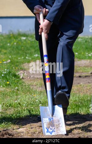 05 May 2022, Saxony-Anhalt, Magdeburg: Reiner Haseloff (CDU), Minister President of Saxony-Anhalt, pushes a spade into the ground with a Star of David and a dove of peace on it. A new synagogue is to be built in the center of the city by the end of 2023. On the occasion of the start of the new construction, the symbolic groundbreaking ceremony took place this morning. Photo: Klaus-Dietmar Gabbert/dpa Stock Photo