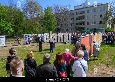 05 May 2022, Saxony-Anhalt, Magdeburg: Guests at the symbolic groundbreaking ceremony stand behind a residential building. A new synagogue is to be built in the center of the city by the end of 2023. On the occasion of the start of the new construction, the symbolic groundbreaking ceremony took place this morning. Photo: Klaus-Dietmar Gabbert/dpa Stock Photo