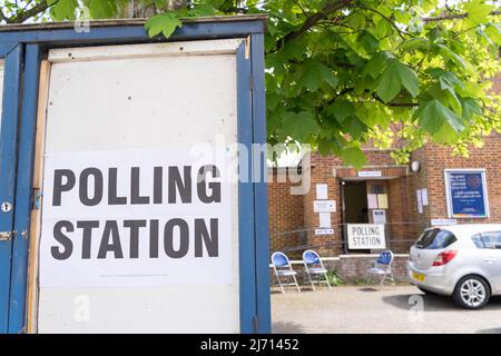 London UK, 5th May 2022. Voters are seen going to polls in South east London to elect councillors among London's 32 boroughs. Credit: glosszoom/Alamy Live News Stock Photo