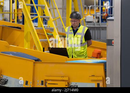 05 May 2022, Hessen, Frankfurt/Main: Employees test the baggage system behind the scenes at Pier G at Terminal 3. Photo: Boris Roessler/dpa Stock Photo