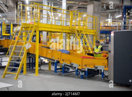 05 May 2022, Hessen, Frankfurt/Main: Employees test the baggage system behind the scenes at Pier G in Terminal 3 at Frankfurt Airport. . Photo: Boris Roessler/dpa Stock Photo