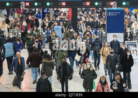File photo dated 27/01/22 of commuters at Waterloo station, in London. The rising cost of travel has caused many workers to reconsider commuting to the office, although things may change in the winter because of high heating bills, new research suggests. Issue date: Thursday May 5, 2022. Stock Photo
