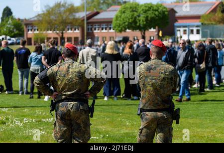 05 May 2022, Lower Saxony, Deutsch Evern: Military police of the German Armed Forces stand on the sidelines of the ceremonial swearing-in of about 120 recruits. The soldiers line up to say the solemn pledge or take the oath. Photo: Philipp Schulze/dpa Stock Photo