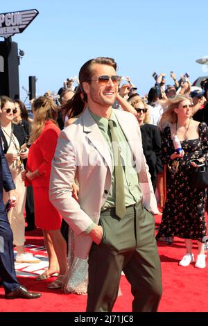 Glen Powell at arrivals for TOP GUN: MAVERICK Premiere, USS Midway Museum, San Diego, CA May 4, 2022. Photo By: Priscilla Grant/Everett Collection Stock Photo