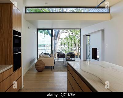 Kitchen and living room. Balmain House, Balmain, Australia. Architect: TW Architects, 2022. Stock Photo