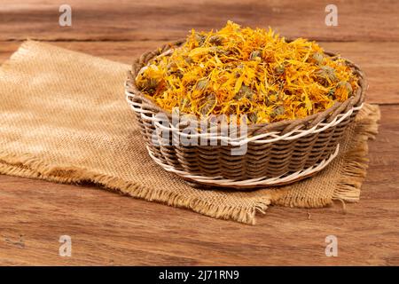 Caléndula officinalis Hierba Asterácea - Dried calendula flowers Stock Photo