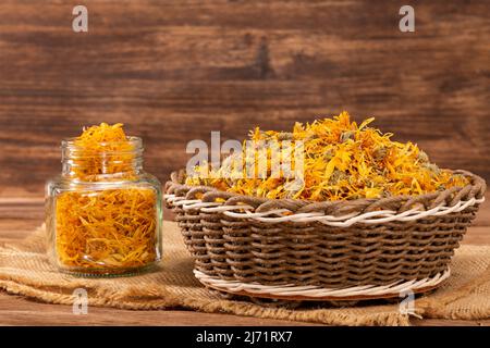 Caléndula officinalis Hierba Asterácea - Dried calendula flowers Stock Photo