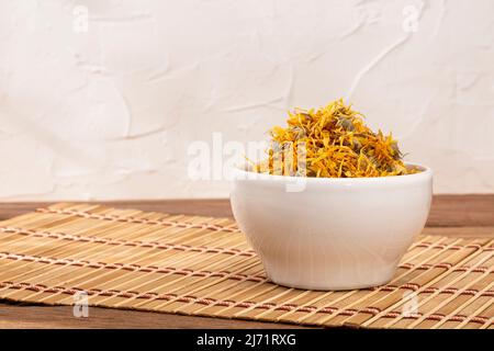 Caléndula officinalis Hierba Asterácea - Dried calendula flowers Stock Photo