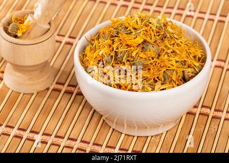 Caléndula officinalis Hierba Asterácea - Dried calendula flowers Stock Photo