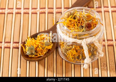 Caléndula officinalis Hierba Asterácea - Dried calendula flowers Stock Photo