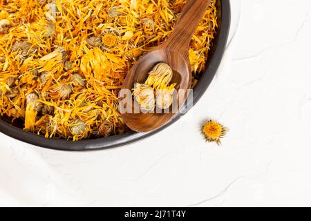 Caléndula officinalis Hierba Asterácea - Dried calendula flowers Stock Photo