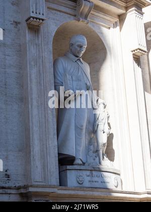 UTRILLO、L'EGLISE SAINTA-MARIE、海外版超希少レゾネ statue-of-king-louis-xvi-and-