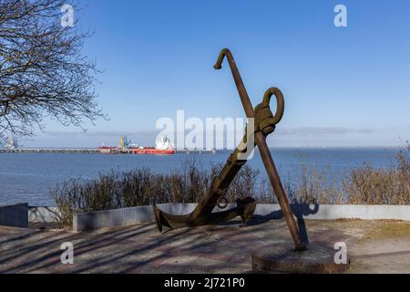 Stockanker eines Grossseglers aus dem 19. Jahrhundert, Oeltanker an der NWO Tankerloeschbruecke in der Naehe des geplanten LNG-Terminal Stock Photo