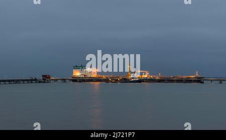 Oeltanker an der NWO Tankerloeschbruecke in der Naehe des geplanten LNG-Terminal Wilhelmshaven, Nachtaufnahme, Tiefwasserhafen Jade-Weser-Port Stock Photo