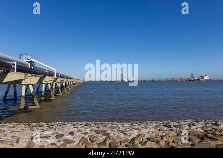 Oeltanker an der NWO Tankerloeschbruecke in der Naehe des geplanten LNG-Terminal Wilhelmshaven, Tiefwasserhafen Jade-Weser-Port, LNG-Terminal Stock Photo