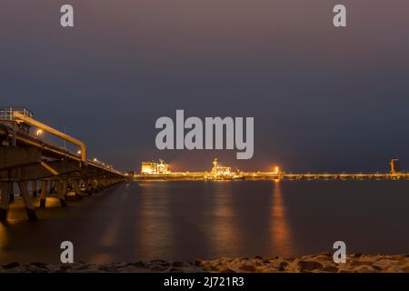 Oeltanker an der NWO Tankerloeschbruecke in der Naehe des geplanten LNG-Terminal Wilhelmshaven, Nachtaufnahme, Tiefwasserhafen Jade-Weser-Port Stock Photo