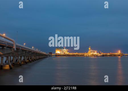 Oeltanker an der NWO Tankerloeschbruecke in der Naehe des geplanten LNG-Terminal Wilhelmshaven, Nachtaufnahme, Tiefwasserhafen Jade-Weser-Port Stock Photo