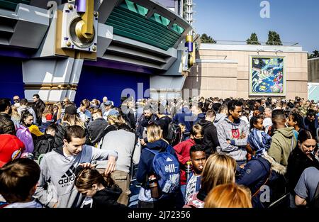 2022-05-03 11:20:23 03-05-2022, Paris - Many Dutch people are on holiday at Disneyland Paris in France. Crowds in Disneyland Paris during May holidays. Photo: ANP / Hollandse Hoogte / Jeffrey Groeneweg netherlands out - belgium out Stock Photo