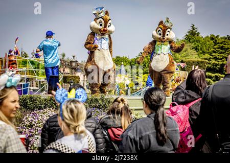 2022-05-03 12:26:53 03-05-2022, Paris - Many Dutch people are on holiday at Disneyland Paris in France. Crowds in Disneyland Paris during May holidays. Photo: ANP / Hollandse Hoogte / Jeffrey Groeneweg netherlands out - belgium out Stock Photo