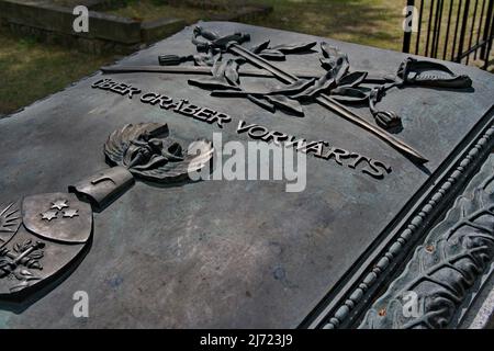 Martialische Inschrift auf dem Grabstein von Generaloberst Hans von Seeckt auf dem Invalidenfriedhof, Bezirk Mitte, Berlin, Deutschland Stock Photo