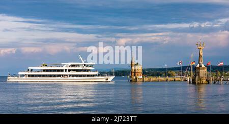 Ausflugsdampfer faehrt in den Hafen ein, Imperia, Konstanz, Bodensee, Baden-Wuerttemberg, Deutschland Stock Photo