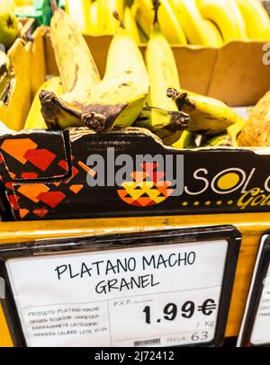 Platano macho granel Banana bananas with price tag stall on sale in MAS supermarket Seville Stock Photo