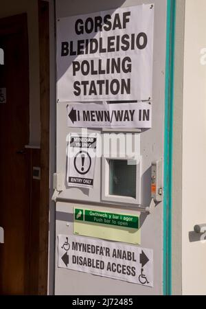 Polling station with bilingual signs in Welsh/English for people to vote for the UK local elections, Aberystwyth,Ceredigion,Wales,UK Stock Photo
