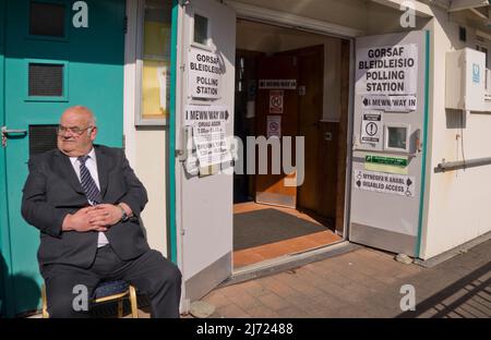 Polling station with bilingual signs in Welsh/English for people to vote for the UK local elections, Aberystwyth,Ceredigion,Wales,UK Stock Photo