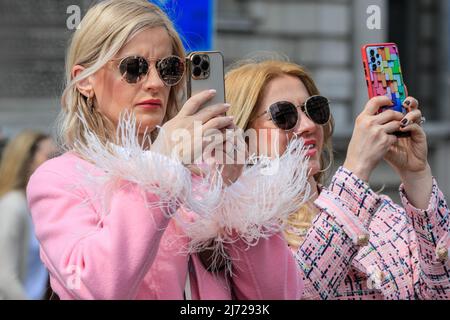 London, UK, 5th May 2022.  The warm, sunny weather has brought out tourists and visitors to the capital, many of whom, like these two ladies, take selfies and snaps of London's attractions and sights. Stock Photo