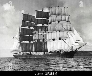 In Full Sail -- As striking view of the 'Pommern' with every stitch of canvas in use, arriving in Falmouth Bay in the brilliant sunshine. The arriving masted sailing ship 'Pommern' has just arrived at Falmouth, having taken 118 days for the voyage from Port German, Australia in the grain race for sailing ships. July 27, 1938. (Photo by Fox Photos). Stock Photo