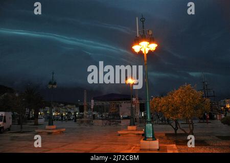 Spectacular shelf cloud thunderstorm over the island of Losinj in Adriatic sea. Storm is about to hit tourist destination with boats and sail boats. Stock Photo