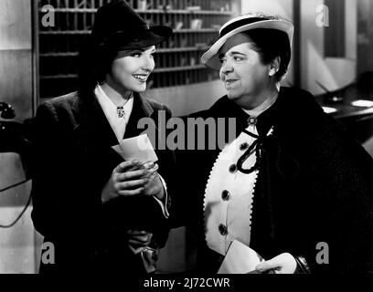A scene from the 20th Century-Fox Production 'Hotel For Women'. Elsa Maxwell & Linda Darnell (film Beauty). September 25, 1939. (Photo by Stage). Stock Photo