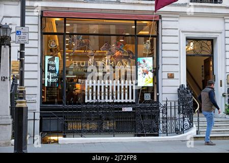 Exterior view of bespoke tailoring shop window display at Huntsman onSavile Row in London W1S England UK    KATHY DEWITT Stock Photo