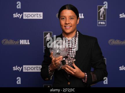 Chelsea's Sam Kerr poses with her FWA Women’s player of the Year Award during the FWA Footballer of the Year dinner held at the Landmark Hotel, London. Picture date: Thursday May 5, 2022. Stock Photo
