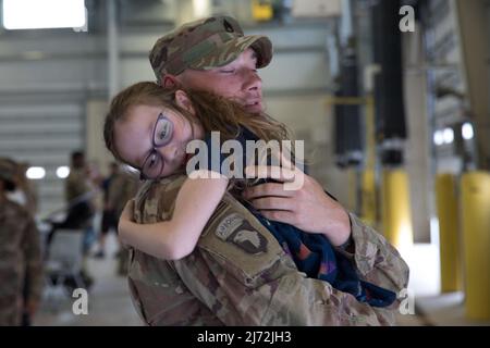 April 24, 2022 - Fort Hood, Texas, USA - U.S. Army Soldier from the 1st Battalion 44th Air Defense Artillery Regiment hugs his daughter after returning from deployment at Fort Hood, Texas, April 24, 2022. The 1-44 ADA's senior leaders enforced the importance of completing the mission and being mission ready at all times, even after a deployment.  (Credit Image: © U.S. Army/ZUMA Press Wire Service/ZUMAPRESS.com) Stock Photo