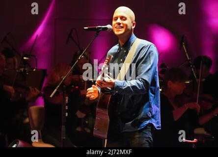 05 May 2022, Brandenburg, Potsdam: Belgian singer Milow sings and plays together with the Babelsberg Film Orchestra during a concert at the Nikolaisaal. Photo: Soeren Stache/dpa Stock Photo
