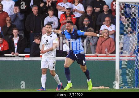 Buckinghamshire, UK, 5th May 2022, Ryan Tafazolli of Wycombe Wanderers (r) celebrates after he scores his teams 1st goal.   EFL Skybet football league one play off semi final 1st leg match,  Wycombe Wanderers v MK Dons at Adams Park Stadium in High Wycombe, Buckinghamshire on Thursday 5th May 2022.  this image may only be used for Editorial purposes. Editorial use only, license required for commercial use. No use in betting, games or a single club/league/player publications. pic by Steffan Bowen/Andrew Orchard sports photography/Alamy Live news Stock Photo