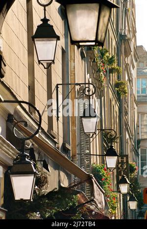 File:Rue de Birague, entrance to Place des Vosges, July 2013.jpg - Wikimedia Com File:Rue de Birague, entrance to Place des Vosges, July 2013.jpg - Wikimedia Com