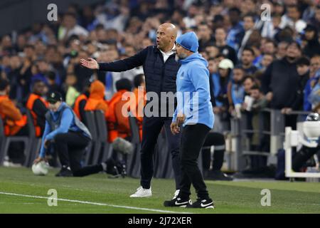 MARSEILLE - (lr), Feyenoord coach Arne Slot, Olympique de Marseille coach Jorge Sampaoli during the UEFA Conference League semifinal match between Olympique Marseille and Feyenoord at Stade Velodrome on May 5, 2022 in Marseille, France. ANP PIETER STAM DE YOUNG Stock Photo