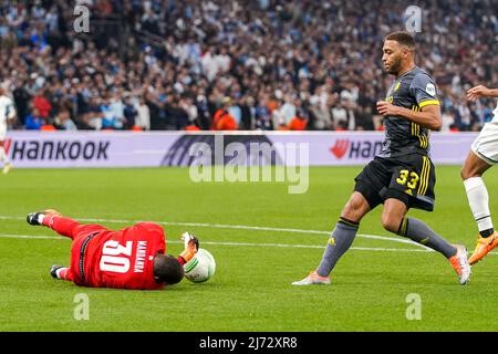 MARSEILLE, FRANCE - MAY 5: Cyriel Dessers of Feyenoord, goalkeeper Steve Mandanda of Olympique Marseille during the UEFA Europa Conference League Semi-Finals, Second Leg match between Olympique Marseille and Feyenoord at Stade Vélodrome on May 5, 2022 in Marseille, France (Photo by Andre Weening/Orange Pictures) Stock Photo