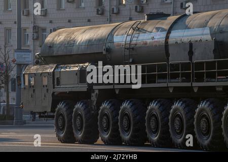 Moscow, Russia. 4th May, 2022. A mobile launcher carrying a Yars thermonuclear armed intercontinental ballistic missile heads to Red Square for a rehearsal of the forthcoming May 9 Victory Day Parade. The parade marks the 77th anniversary of the Allied Victory over Nazi forces in WWII Stock Photo