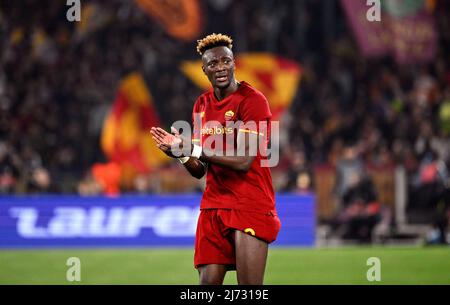 Roma's Tammy Abraham applauds the fans during the UEFA Europa Conference League semi-final, second leg match at the Stadio Olimpico, Rome. Picture date: Thursday May 5, 2022. Stock Photo