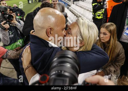 MARSEILLE - (lr) Feyenoord coach Arne Slot with wife Mirjam Slot during the UEFA Conference League semifinal match between Olympique de Marseille and Feyenoord at Stade Velodrome on May 5, 2022 in Marseille, France. ANP MAURICE VAN STEEN Stock Photo