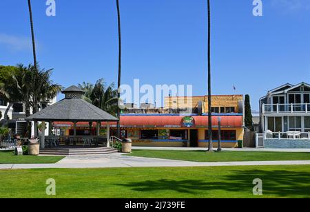 NEWPORT BEACH, CALIFORNIA - 4 MAY 2022: Peninsula Park and the Cab Cantina at the Balboa Pier. Stock Photo