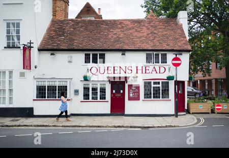 AYLESBURY, UK - July 01, 2021. Exterior of old traditional English pub, The Queens Head. Street scene outside public house. Stock Photo