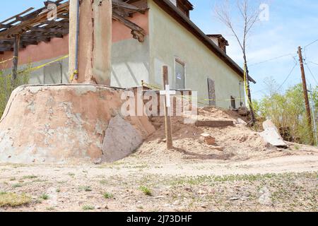 Wood cross in front of deserted home, Chimayo, New Mexico. Stock Photo